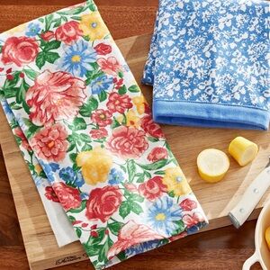 The Pioneer Woman Red and Blue Floral Kitchen Towels